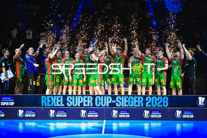 SC Magdeburg feiert Rexel Super Cup-Sieg 2026 mit Pokal
