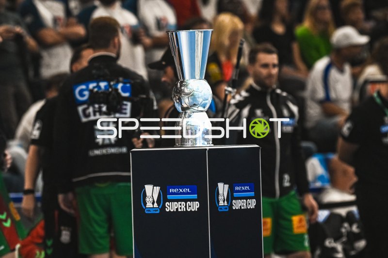 Rexel Super Cup Pokal im SAP Garden München