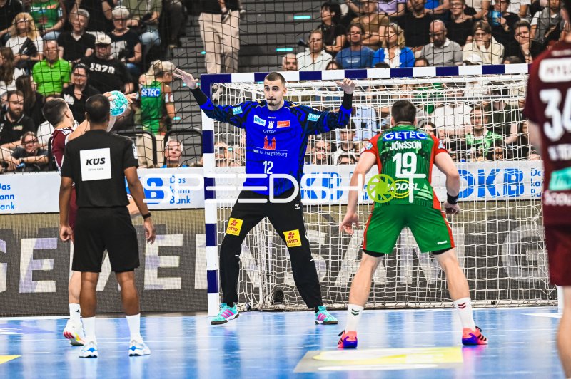 Matej Mandić (#12; SC Magdeburg) hält die Stellung im Tor