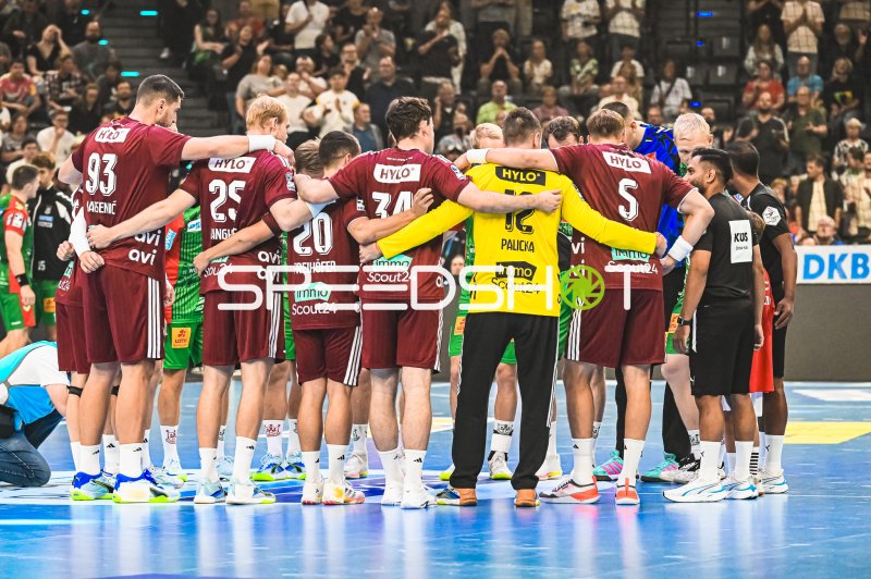 Füchse Berlin im Mannschaftskreis vor dem Spiel im SAP Garden