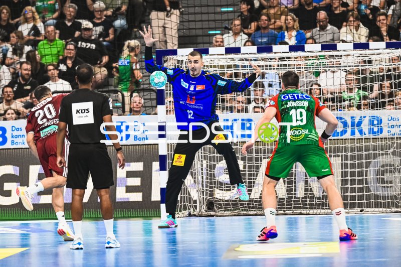 Matej Mandić (#12; SC Magdeburg) hält den Ball im Tor