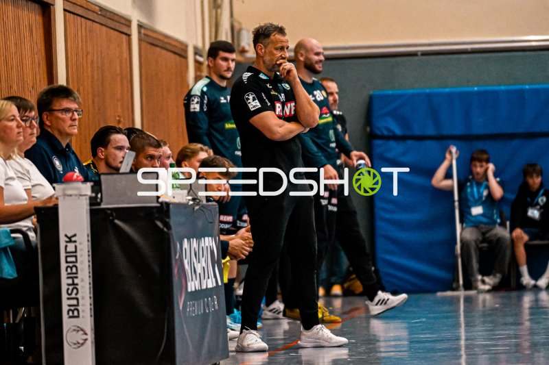Trainer an der Seitenlinie beobachtet das Spielgeschehen konzentriert