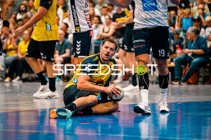 Kentin Mahe am Boden mit Ball im Handball-Spiel