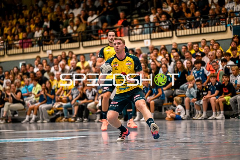 Matthes Langhoff (#25; SC Magdeburg) mit Ball im Angriff