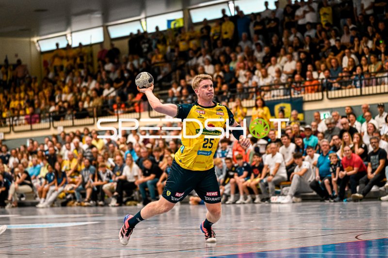 Lilli Röpcke (#25; HSG Blomberg-Lippe) beim Wurfanlauf