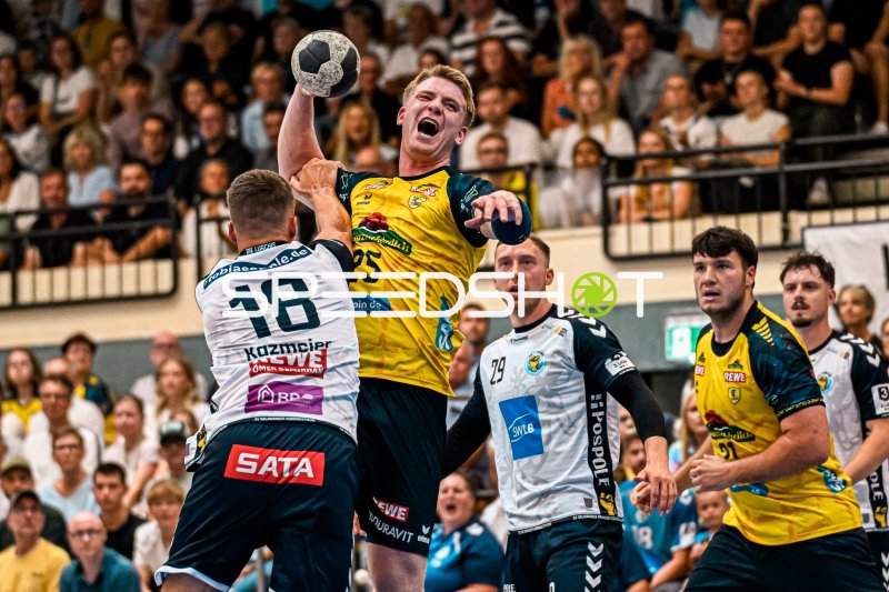 Sprungwurf im Zweikampf – Handball-Action im SAP Garden
