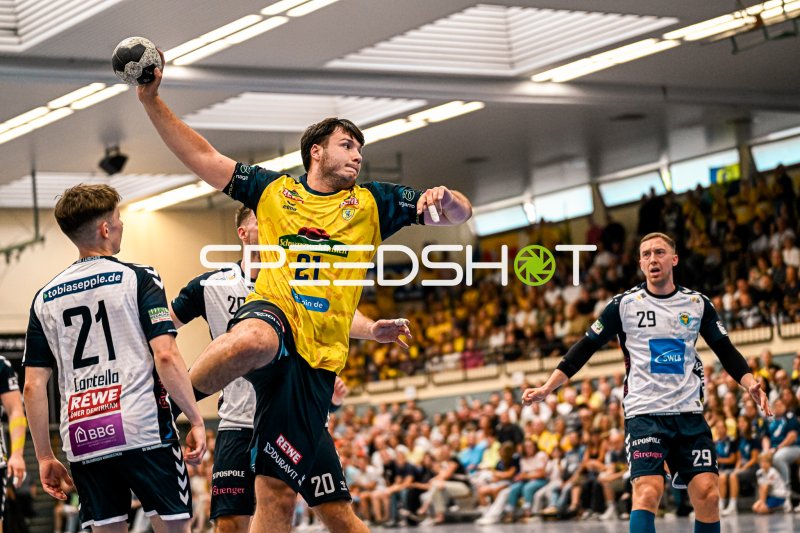 Spieler (#21) im Sprungwurf gegen die Abwehr
