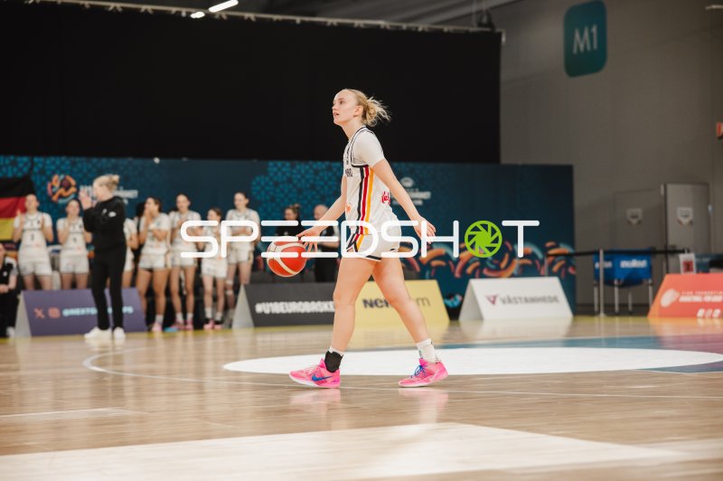 Deutschland-Spielerin mit Ball beim U18 EuroBasket in Stockholm