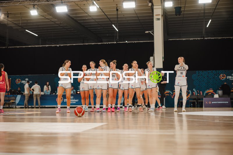 Deutschland U18 mit Darina Zraychenko und Lara Gierlich bei der Spielervorstellung