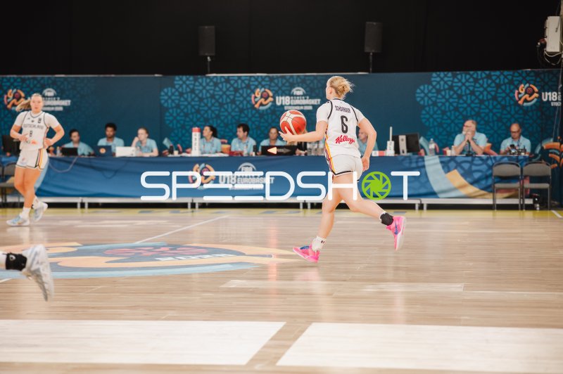 Noemi Schonauer (#6; Deutschland) mit Ball beim Fastbreak