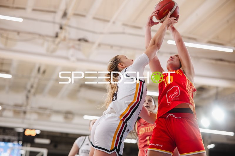 Anja Adzic (#10; Montenegro) im Zweikampf um den Ball gegen Deutschland