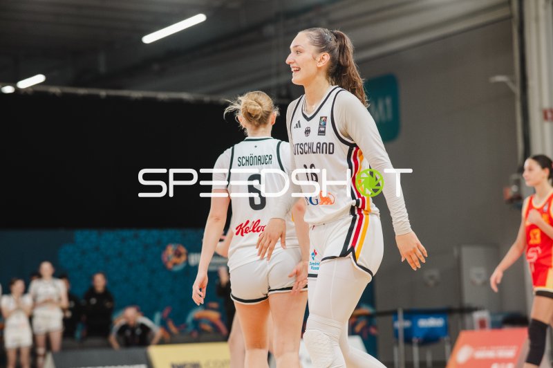 Lilli Schultze (#16; Deutschland) lächelnd neben Noemi Schonauer (#6; Deutschland)