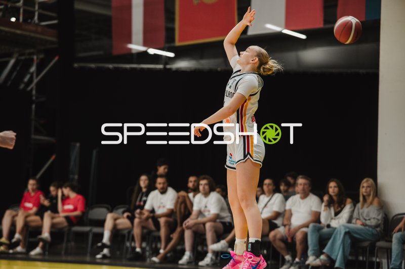 Deutschland-Spielerin beim Sprungwurf in der Kistamässan Stockholm