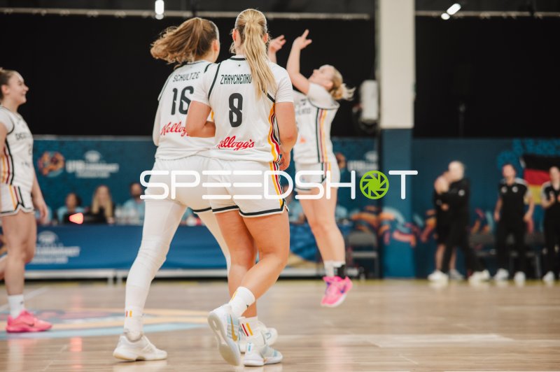 Lilli Schultze (#16) und Darina Zraychenko (#8; Deutschland) im Spielgeschehen