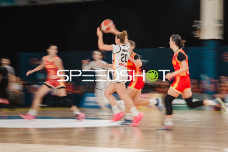 Sarah Siebold (#20; Deutschland) beim Wurfversuch gegen Montenegro