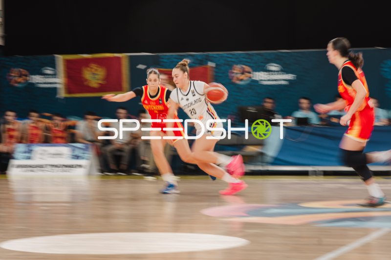Sarah Siebold (#20; Deutschland) im Dribbling gegen Montenegro