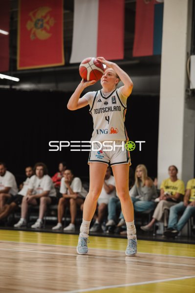 Laura Knaup (#4; Deutschland) beim Wurfansatz in Stockholm