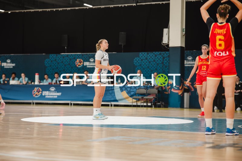 Darina Zraychenko (#8; Deutschland) mit Ball gegen Montenegro