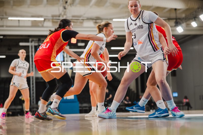 Darina Zraychenko (#8; Deutschland) im Zweikampf gegen Montenegro