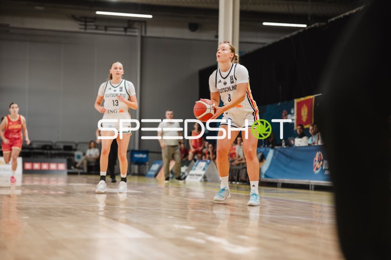 Darina Zraychenko (#8; Deutschland) beim Freiwurf in Stockholm