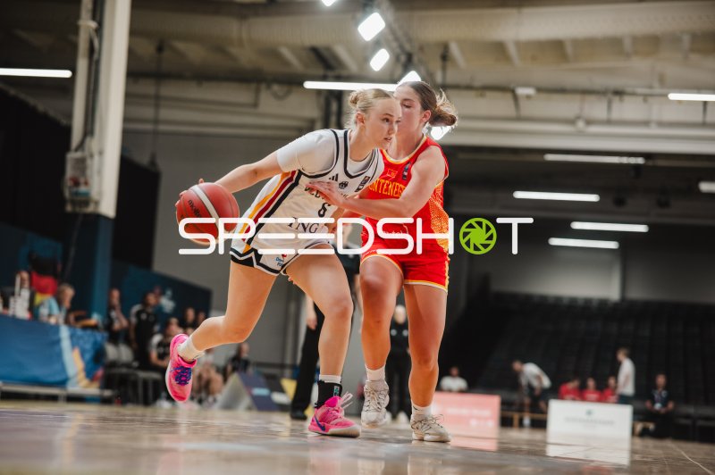 Noemi Schonauer (#6; Deutschland) im Dribbling gegen Montenegro