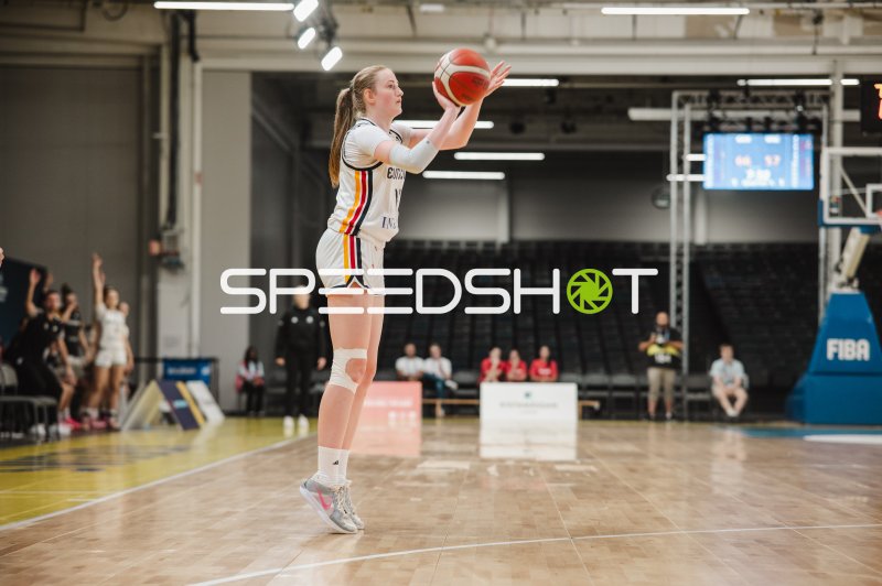 Frederike Askamp (#14; Deutschland) beim Wurfversuch in Stockholm
