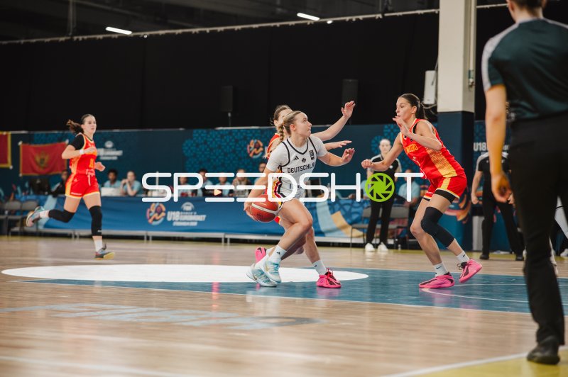 Darina Zraychenko (#8; Deutschland) im Angriff gegen Montenegro