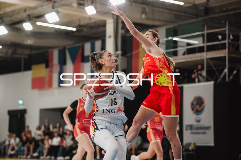 Lilli Schultze (#16; Deutschland) zieht zum Korb gegen Montenegro
