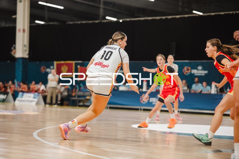 Diana Ivancic (#10; Deutschland) im Angriff gegen Montenegro