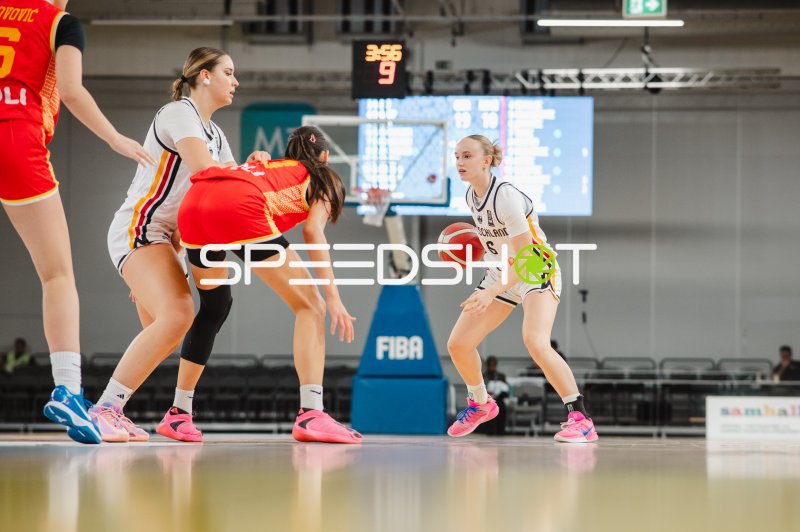 Noemi Schonauer (#6; Deutschland) im Spielaufbau gegen Montenegro