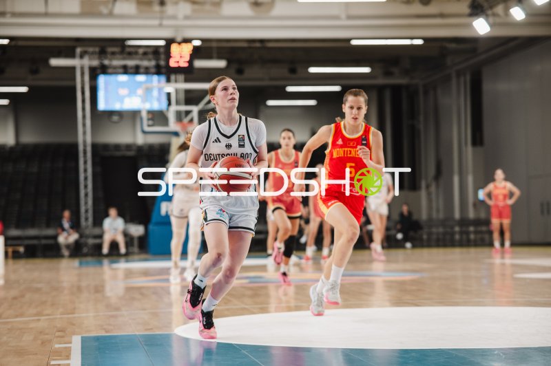 Deutschland-Spielerin im Fastbreak gegen Vanja Kaludjerovic (#5; Montenegro)