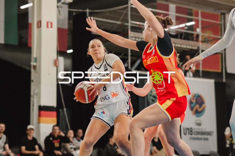 Darina Zraychenko (#8; Deutschland) im Zweikampf gegen Montenegro