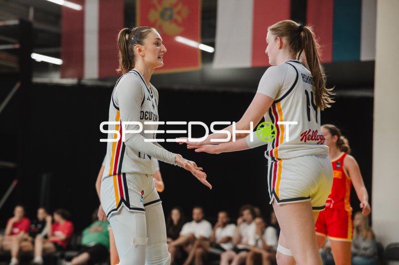 Frederike Askamp (#14; Deutschland) und Teamkollegin beim High-Five