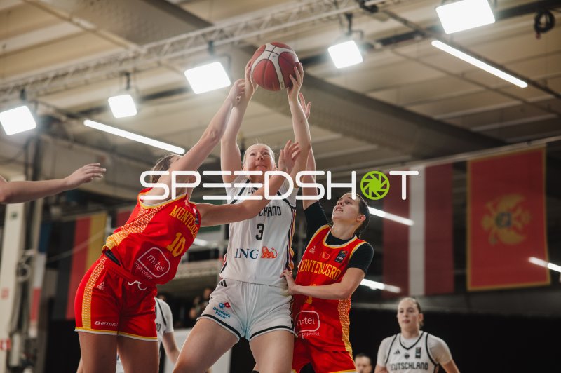 Greta Metz (#3; Deutschland) kämpft um den Ball gegen Montenegro