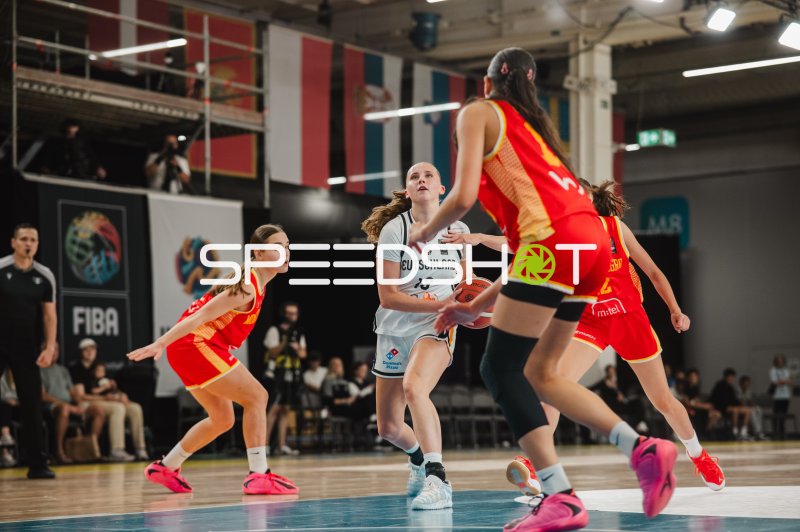 Mia Wiegand (#13; Deutschland) im Angriff gegen Montenegro