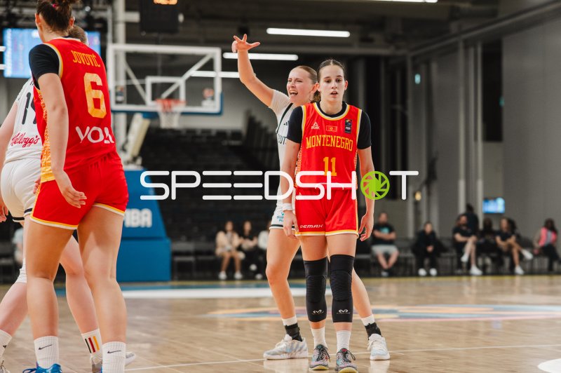 Mia Wiegand (#13; Deutschland) und Milena Vujovic (#11; Montenegro) im Zweikampf