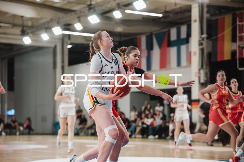 Frederike Askamp (#14; Deutschland) im Korbangriff gegen Montenegro