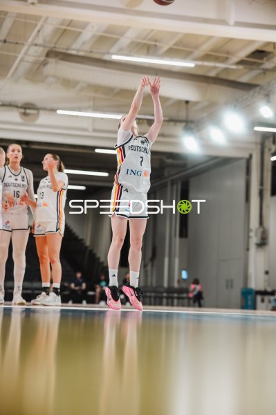 Emma Steinbicker (#7; Deutschland) beim Sprungwurf in Stockholm