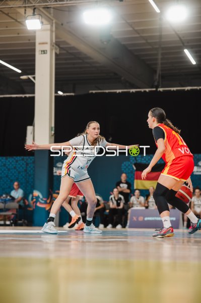 Mia Wiegand (#13; Deutschland) in Defensivstellung gegen Montenegro