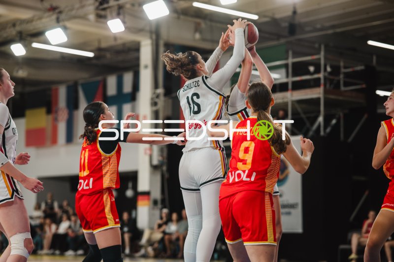 Lilli Schultze (#16; Deutschland) im Zweikampf um den Ball gegen Montenegro