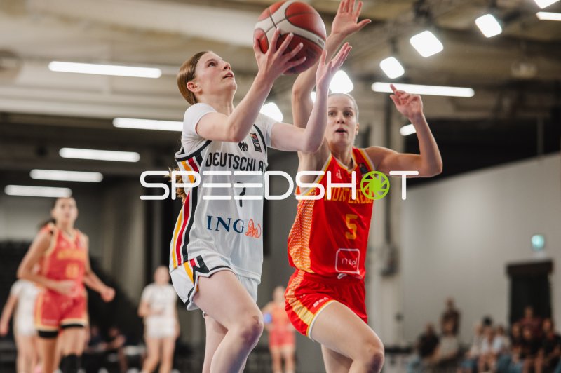 Emma Steinbicker (#7; Deutschland) beim Korblegeangriff gegen Montenegro