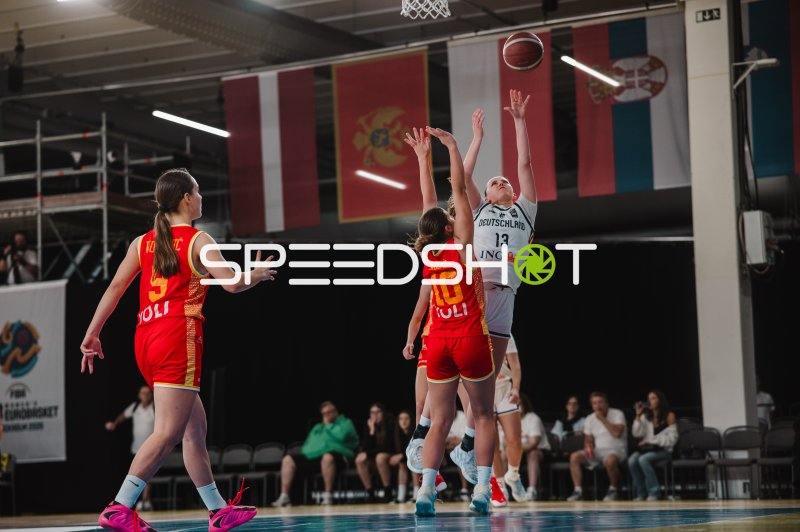 Mia Wiegand (#13; Deutschland) beim Korbwurf gegen Montenegro