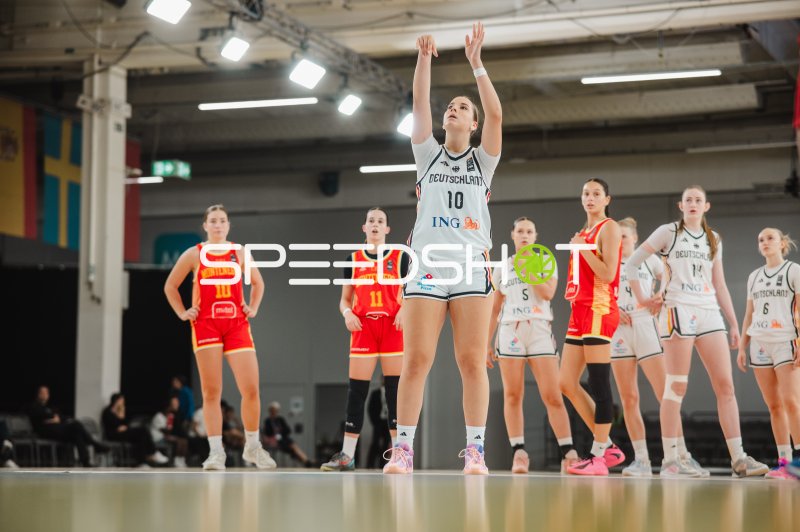 Diana Ivancic (#10; Deutschland) beim Freiwurf gegen Montenegro