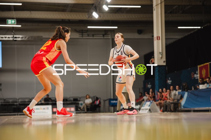 Ballführende Spielerin im Eins-gegen-eins beim Basketball in Stockholm