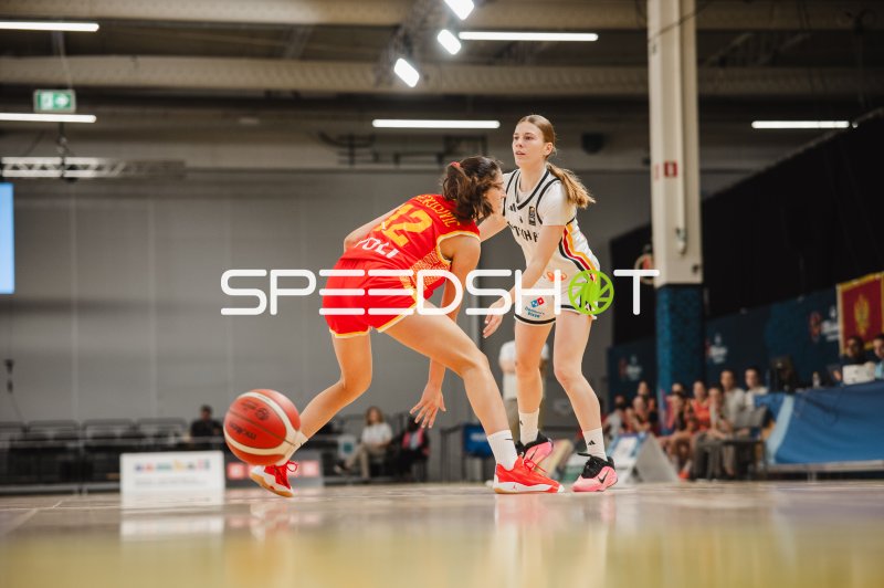Zweikampf zwischen Montenegro und Deutschland beim Basketball in Stockholm