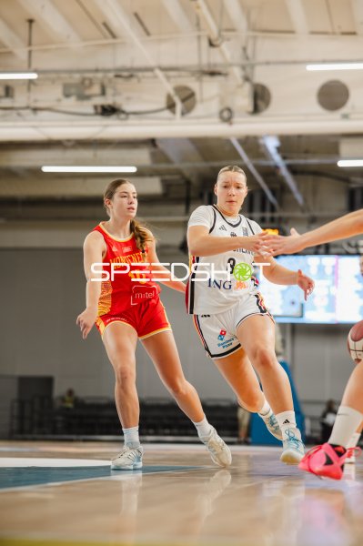 Darina Zraychenko (#8; Deutschland) im Zweikampf gegen Montenegro