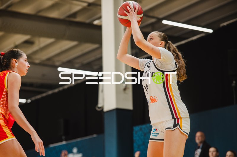 Mia Wiegand (#13; Deutschland) beim Wurfversuch gegen Montenegro