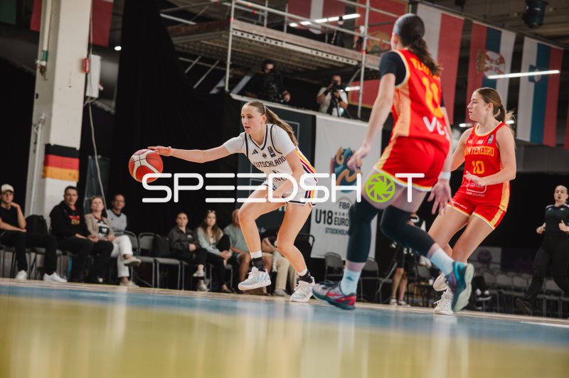 Mia Wiegand (#13; Deutschland) im Dribbling gegen Montenegro