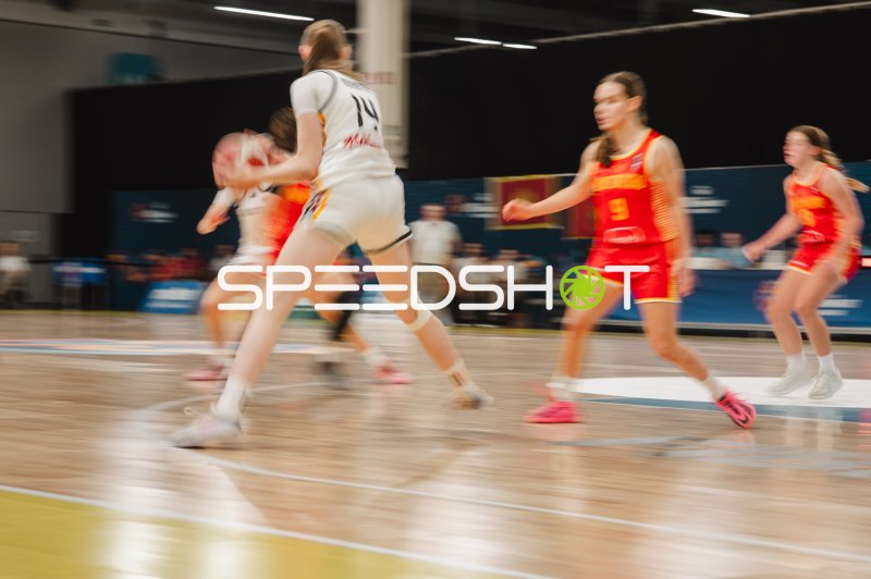 Frederike Askamp (#14; Deutschland) im Zweikampf gegen Montenegro
