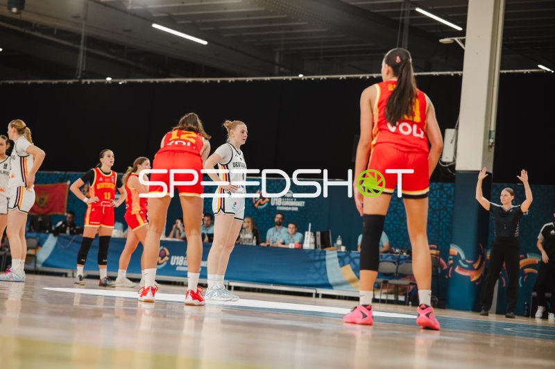 Amelie Mbah (#1; Deutschland) im Spielaufbau gegen Montenegro